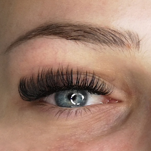 Salon Laury Wimpern Graz