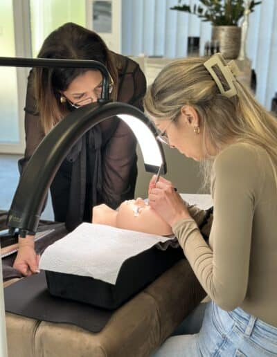 Aufnahme Übung Basic Lash Schulung mit Arbeit an der Puppe