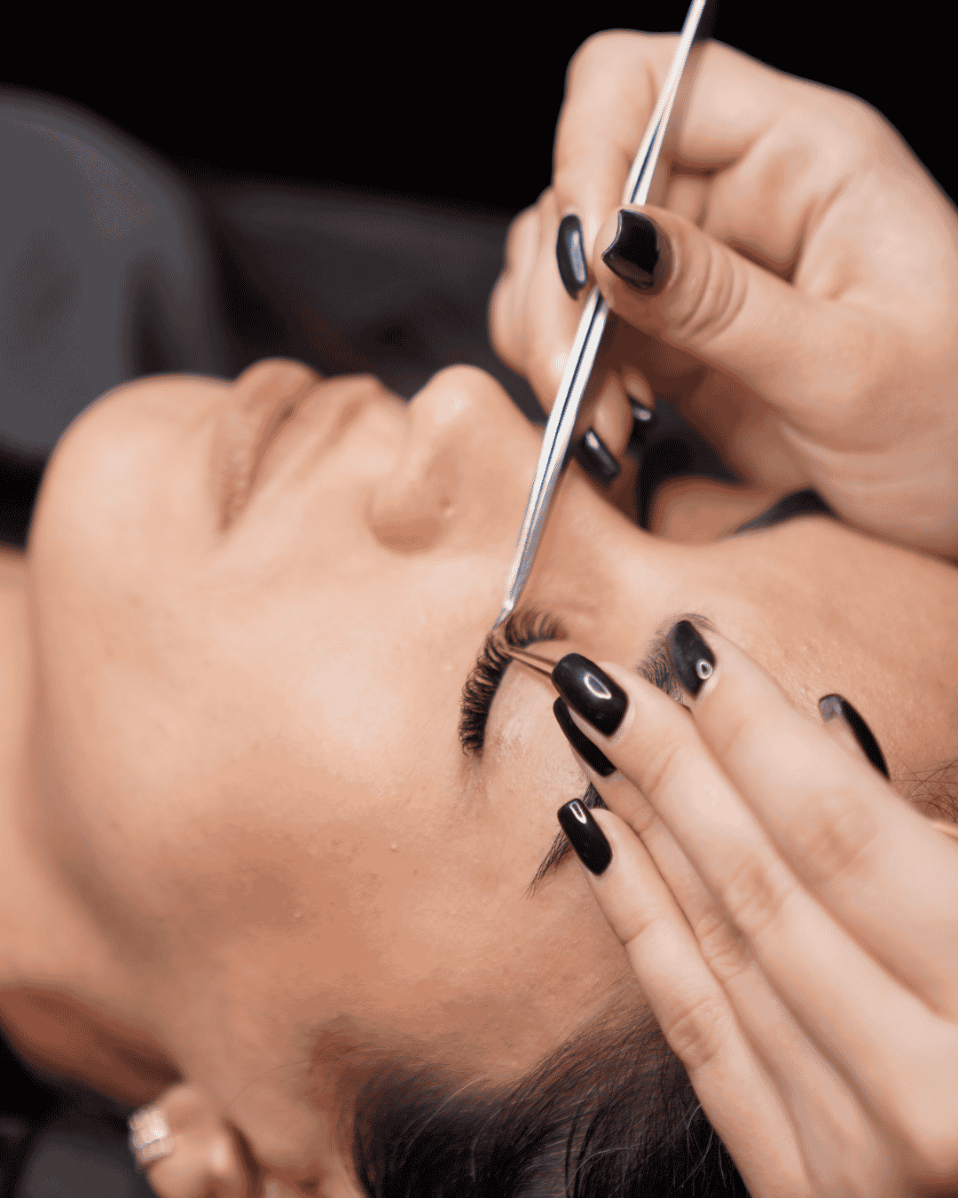 Lash_Extension Nahaufnahme der Arbeit an einer Kundin für Lash extensions
